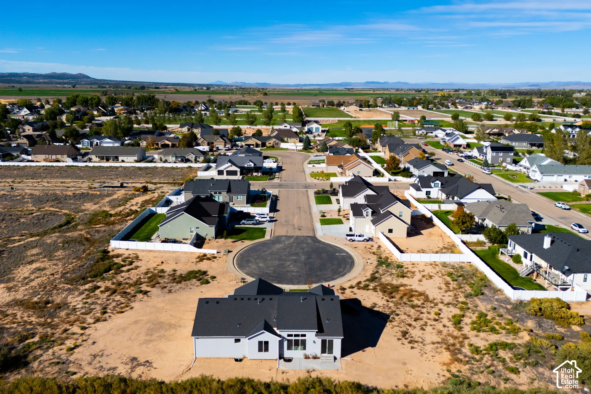 Residential neighborhood featuring a cul-de-sac, paved streets, and a mix of completed homes and developable lots