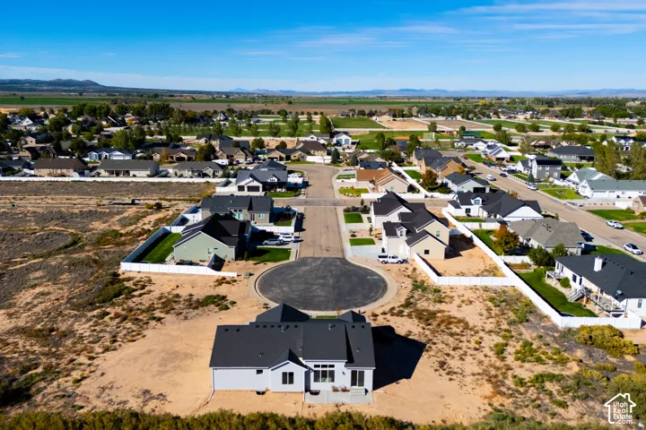 Residential neighborhood featuring a cul-de-sac, paved streets, and a mix of completed homes and developable lots