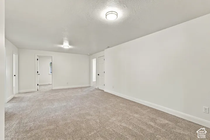 Neutral tone wall finish with light-colored carpeting