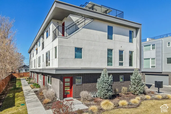 Modern architectural design featuring a flat roof and multiple large windows