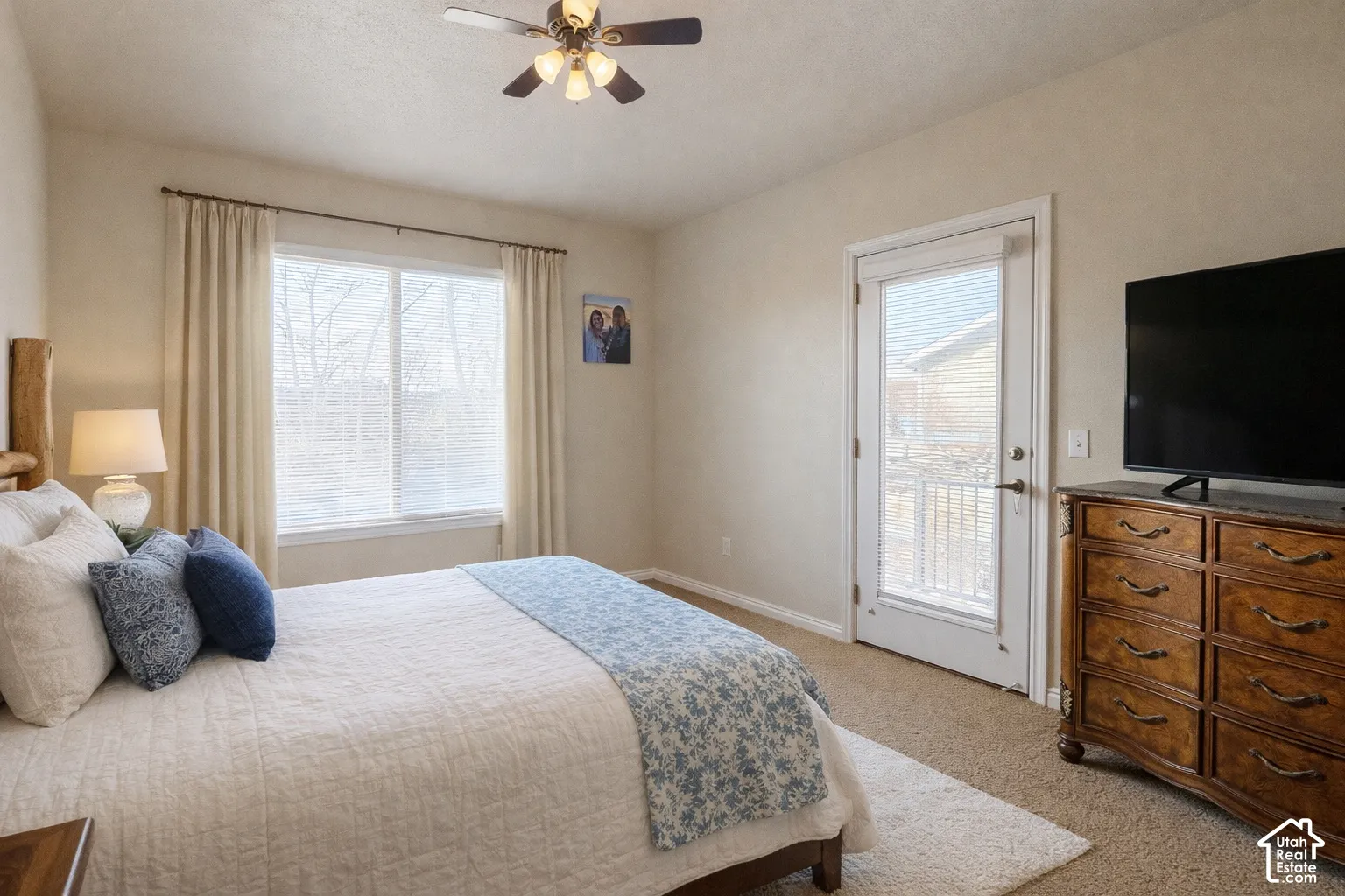 Ceiling fan with integrated lighting