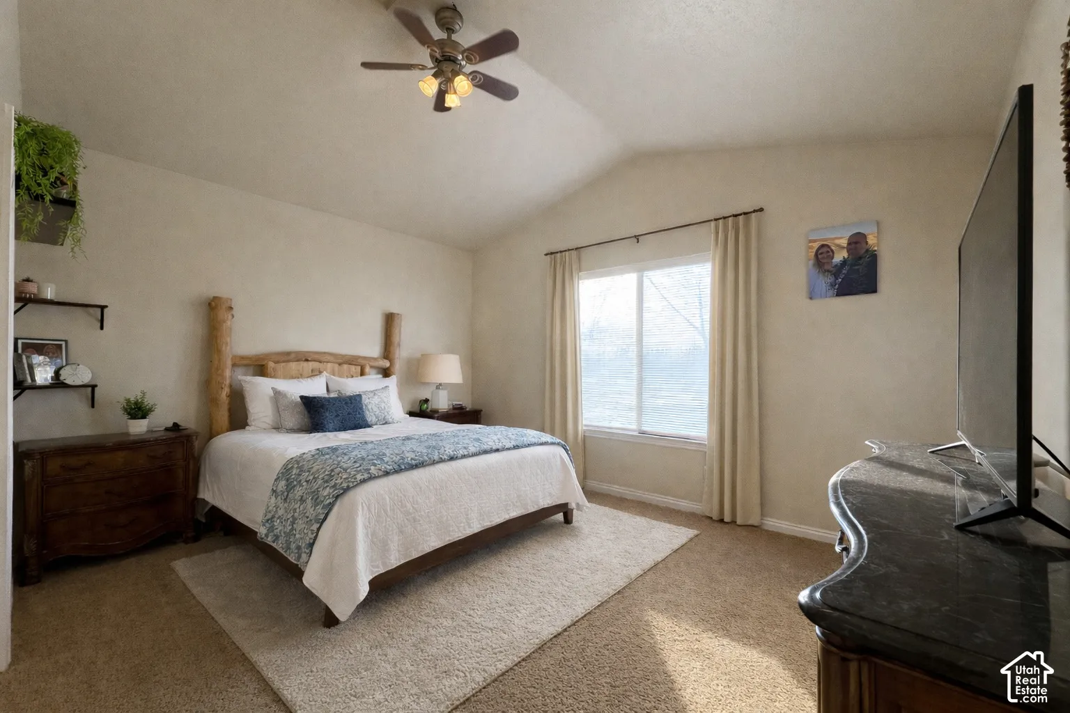 Vaulted ceiling with a ceiling fan