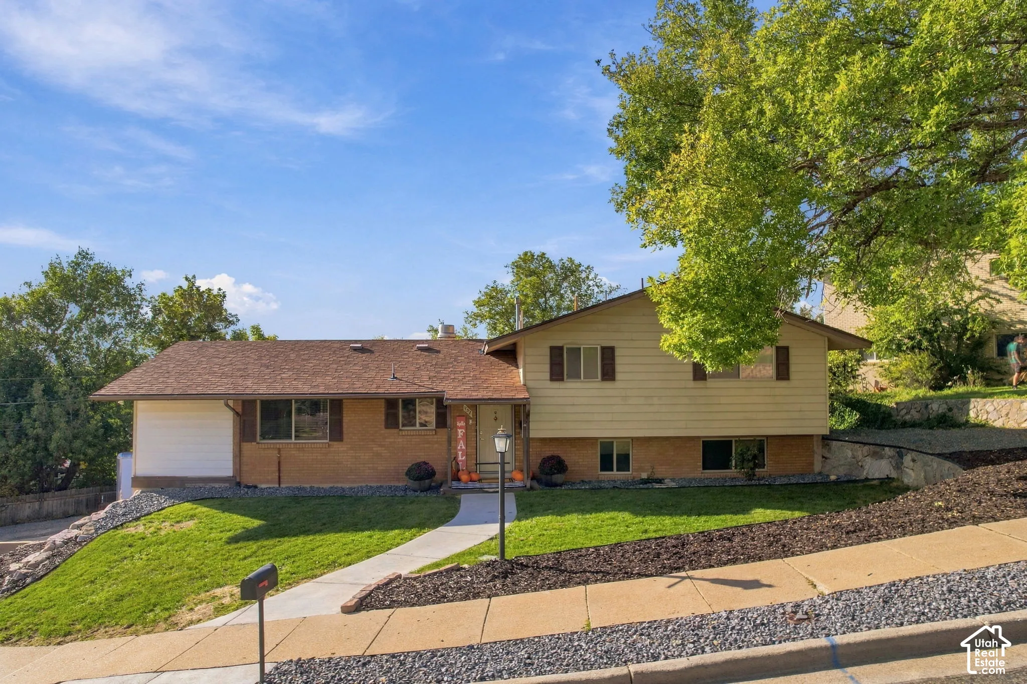 Single family residence featuring a brick and siding exterior