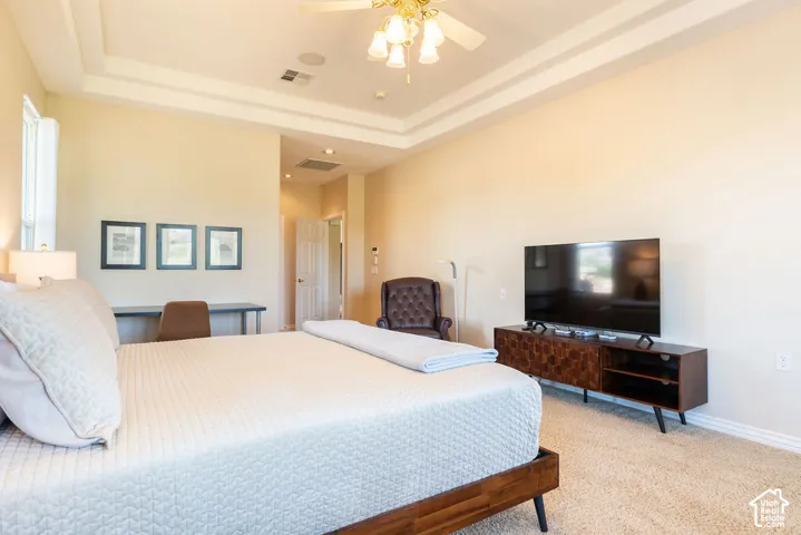 Recessed ceiling with an integrated ceiling fan