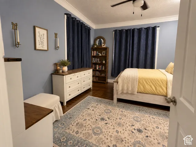Hardwood-style flooring, crown molding, and ceiling fan