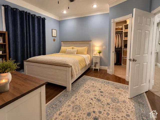 Hardwood-style flooring complemented by crown molding. Walk in closet.