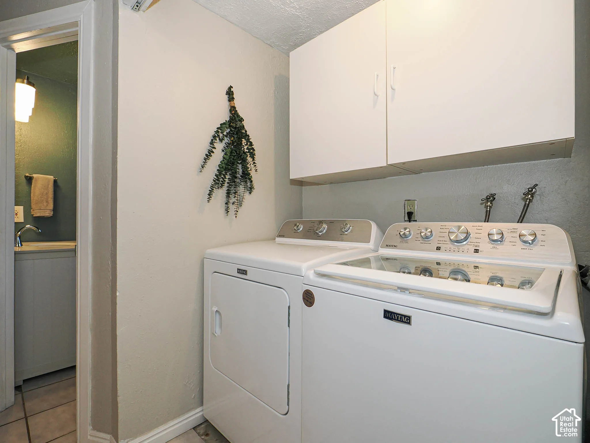 White upper cabinetry