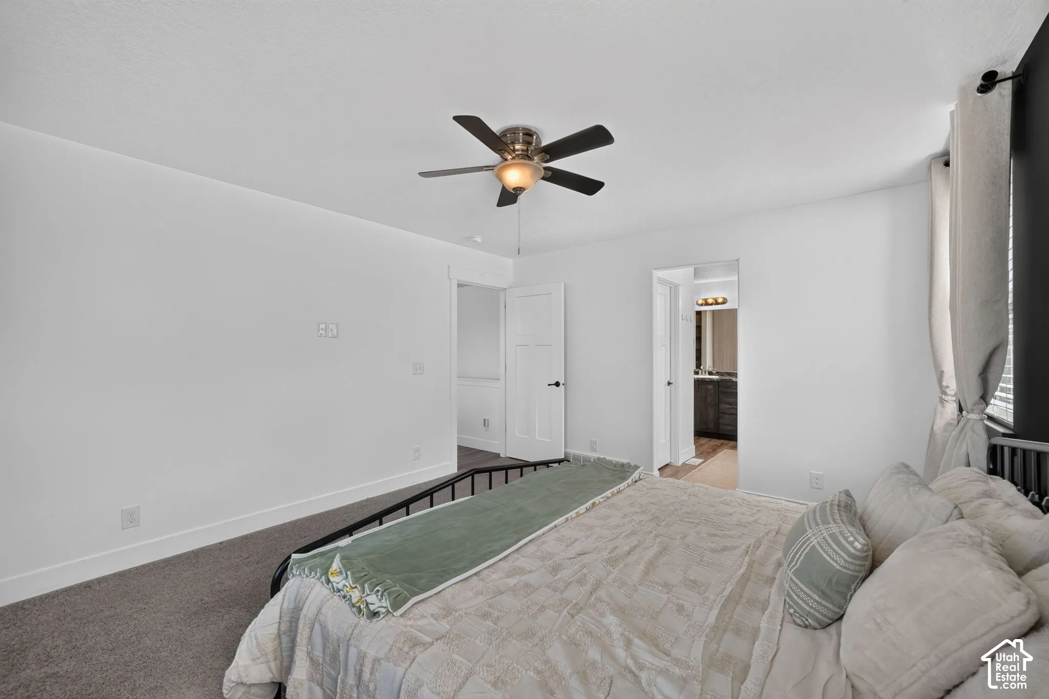 Ceiling fan with integrated lighting