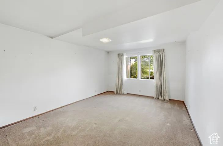 Recessed ceiling feature with integrated lighting