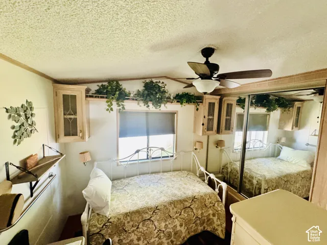 Integrated ceiling fan with light fixture