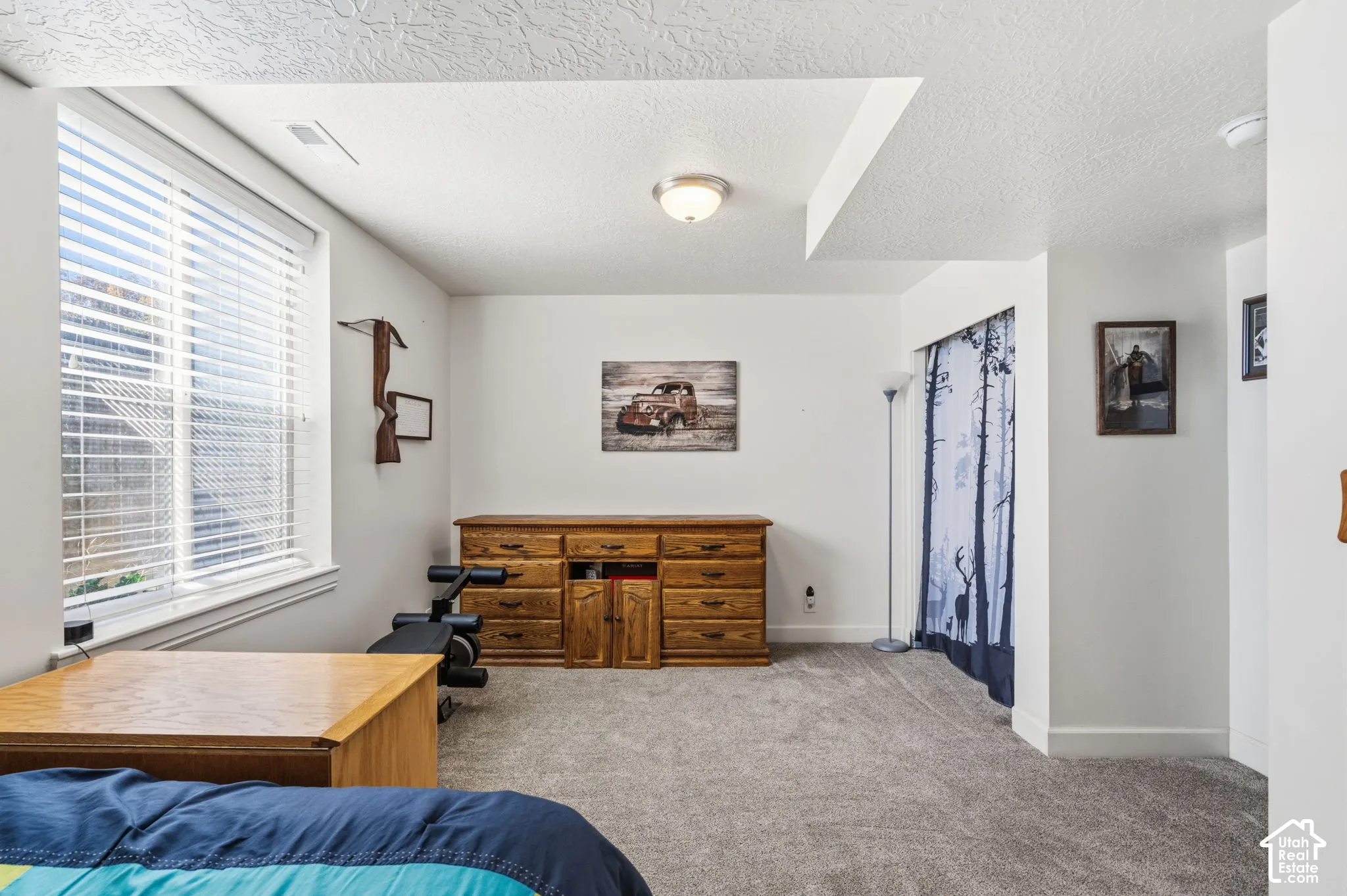 Recessed window with horizontal blinds