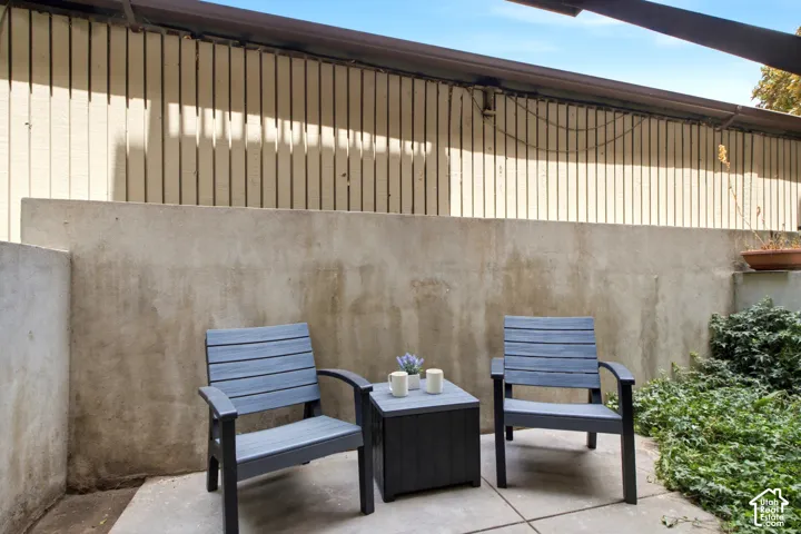 Private Shady Fenced Patio