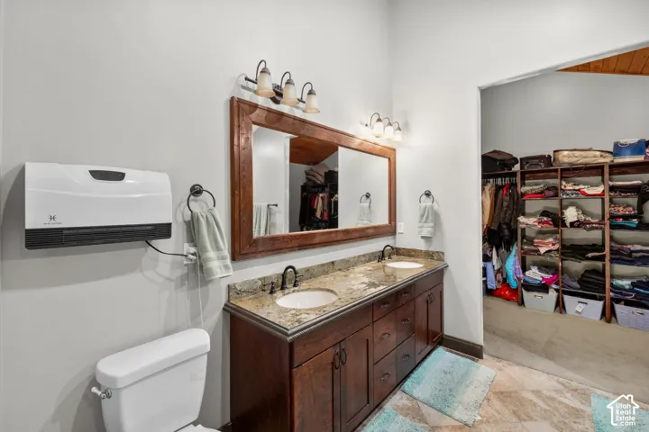 Dual vanity with granite countertop and undermount sinks