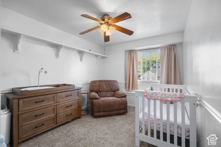 Ceiling fan with integrated lighting