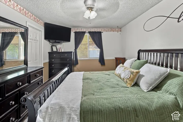 Ceiling fan with light fixture