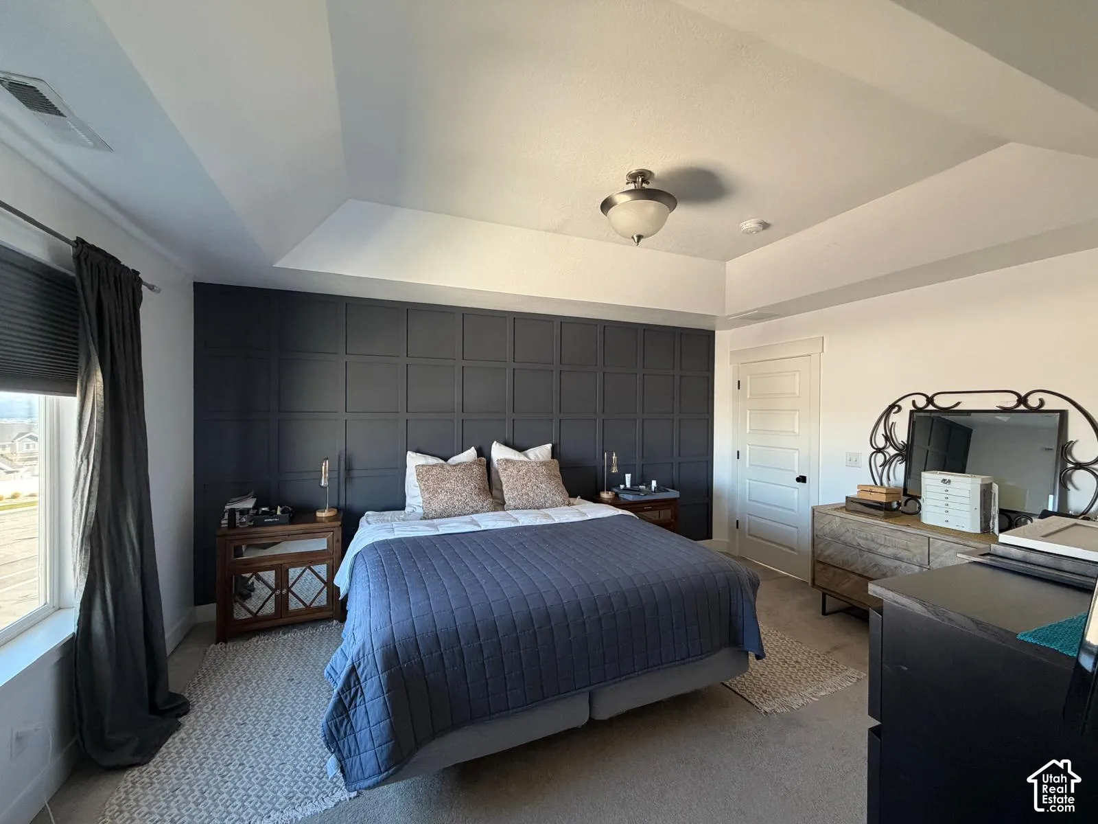 Tray ceiling with a central flush mount light fixture