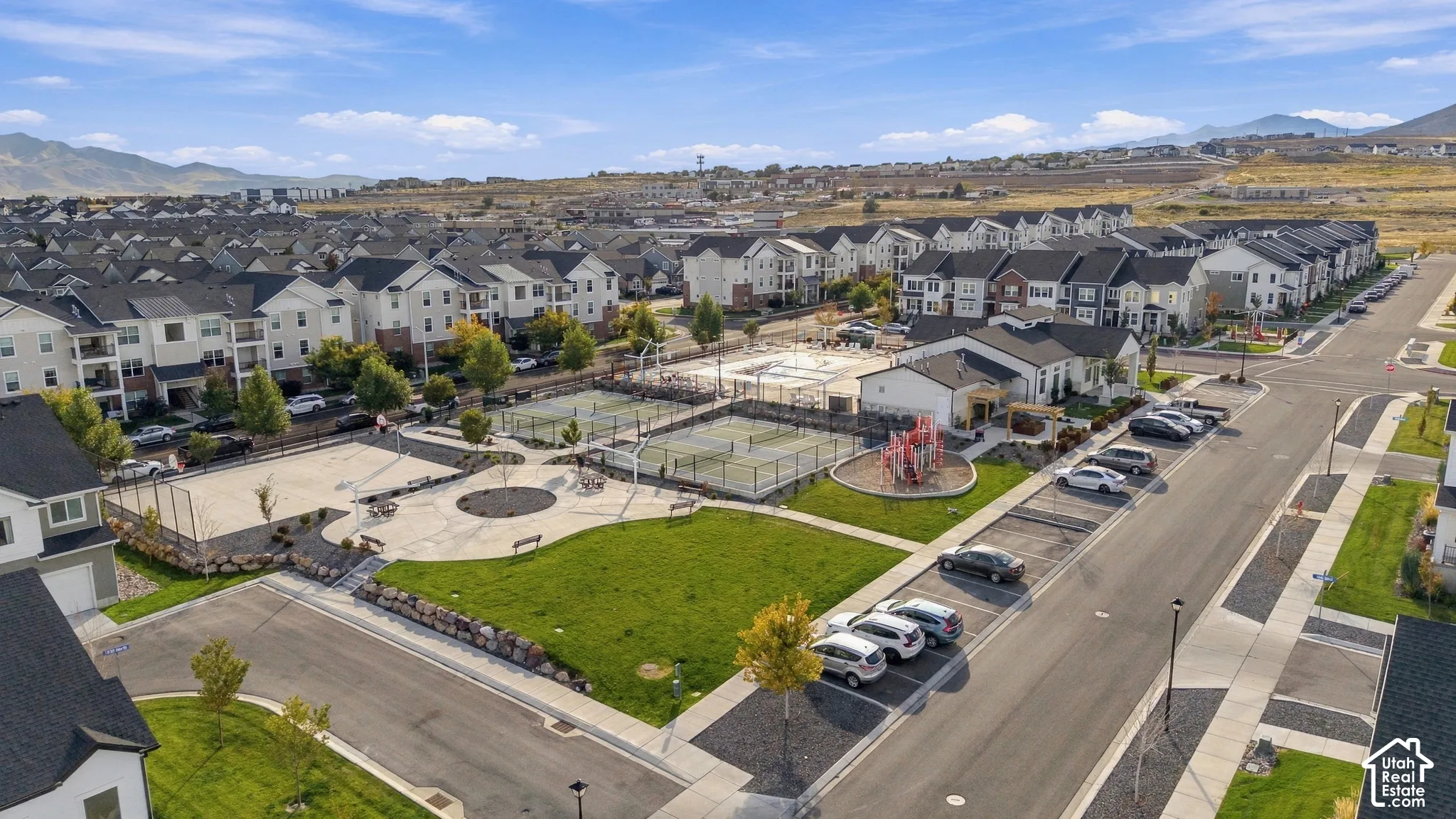 Community amenities featuring a tennis court, a basketball court, a recreational pool, and a clubhouse
