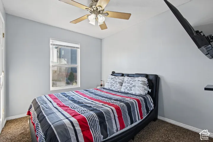 Recessed window with blinds, ceiling fan with integrated lighting, wall-to-wall carpeting, and light-toned wall finishes
