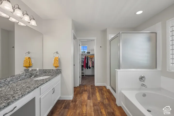 Ensuite bathroom with primary bedroom
