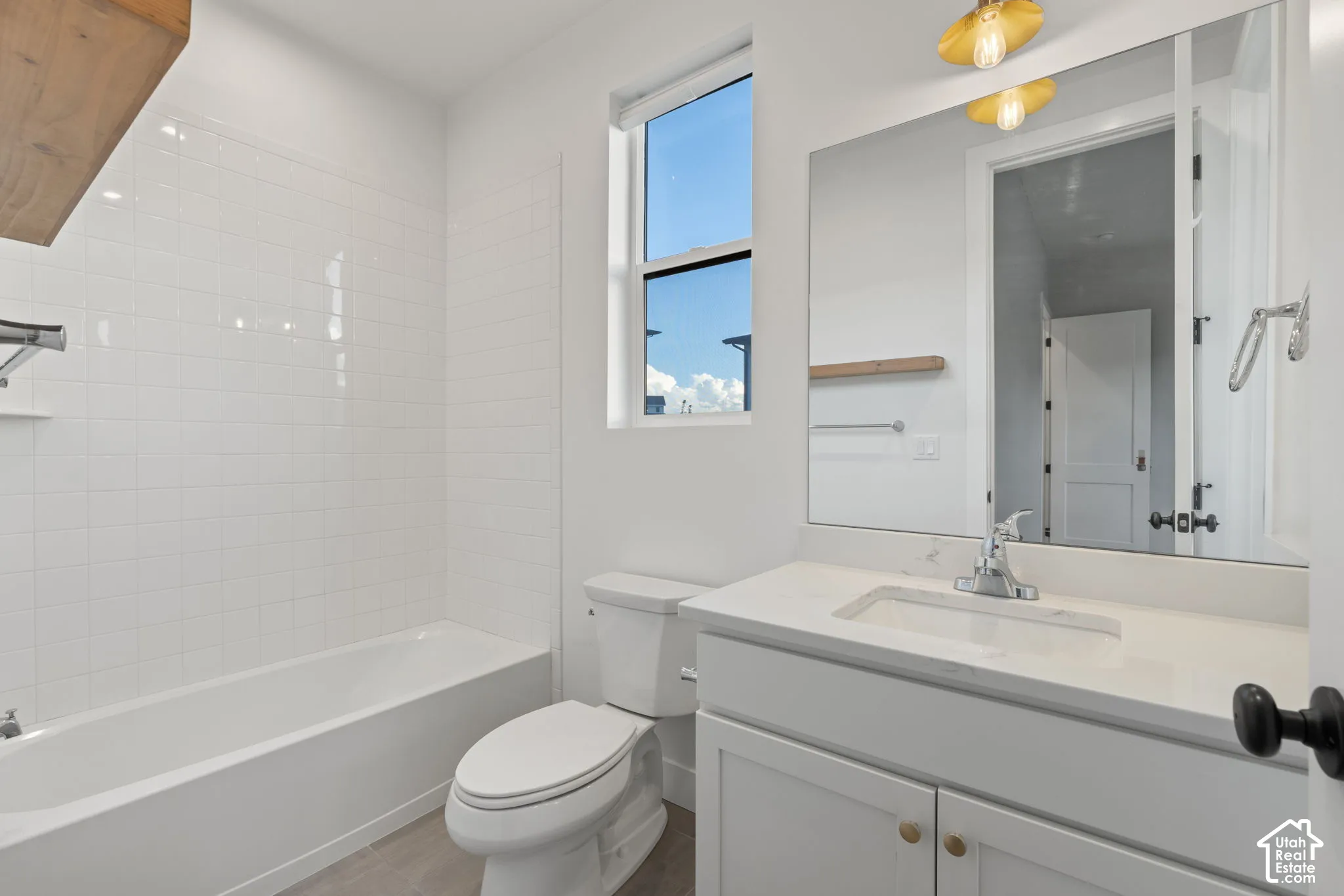 Bed or Office w/ En-Suite Bathroom