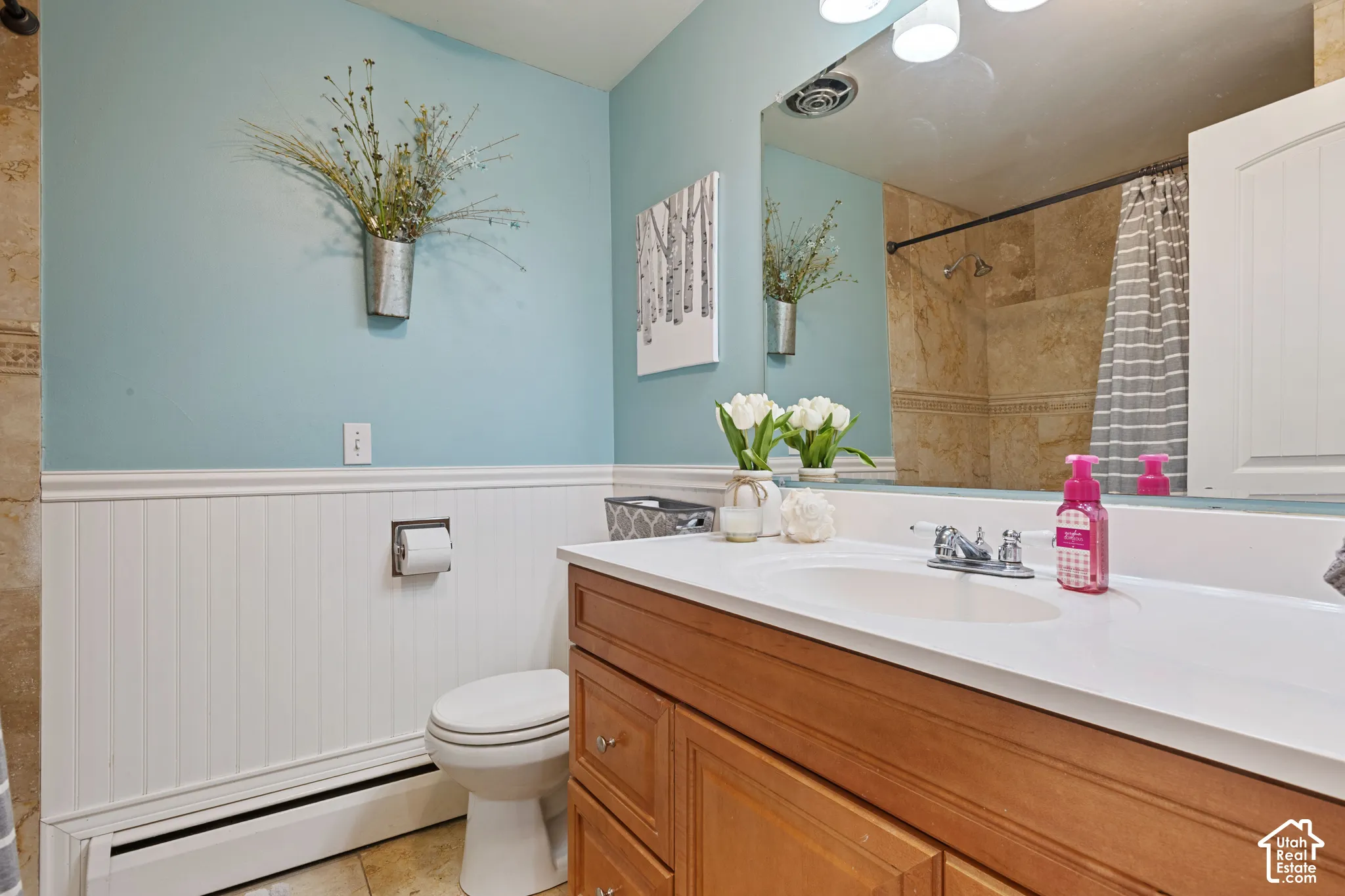2nd bathroom (tub)