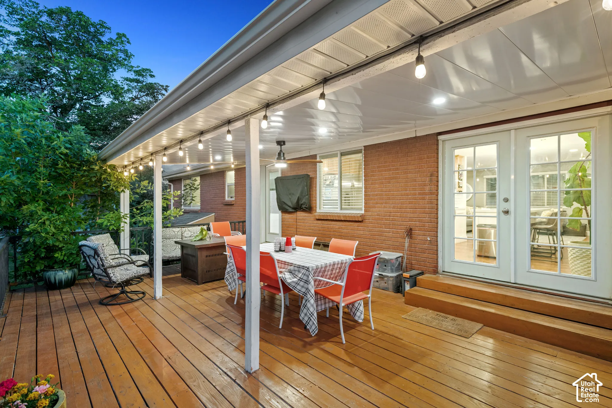 Large covered deck, and great lighting