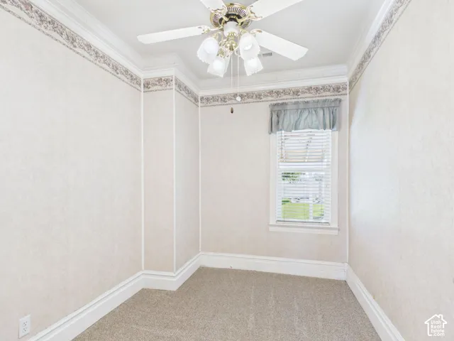 Recessed window with blinds
