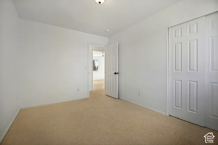Neutral wall paint and carpeting
