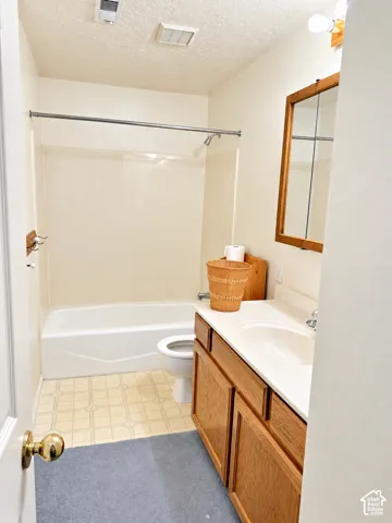 Integrated tub and shower combination with a curved shower rod