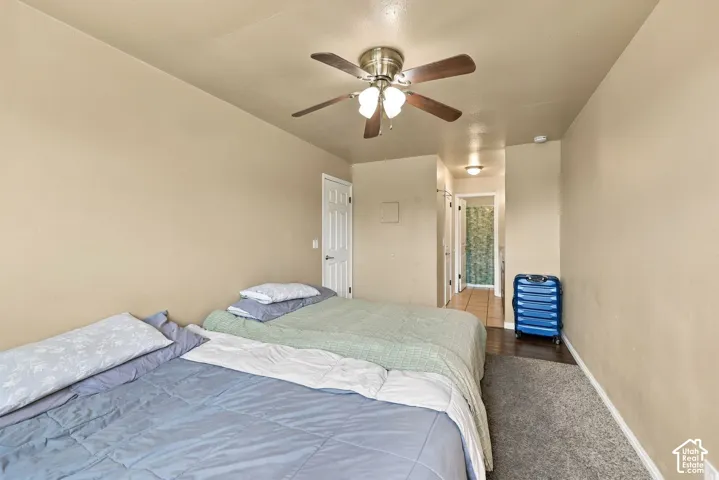 Ceiling fan with integrated lighting