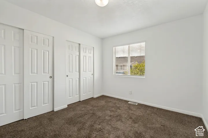 Neutral wall paint with textured carpet flooring