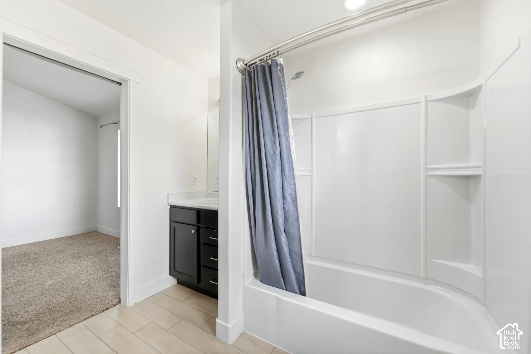 White tub/shower combination with integrated shelving
