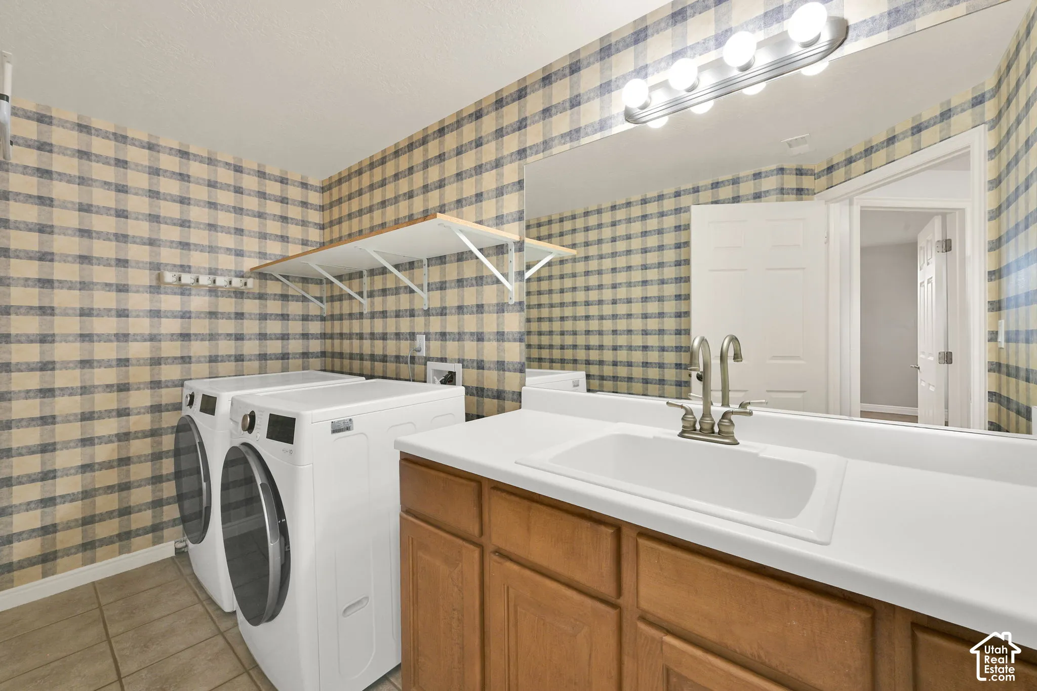 Laundry room with sink