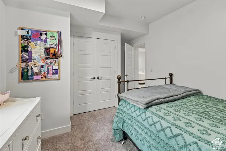 Neutral wall paint and plush carpeting