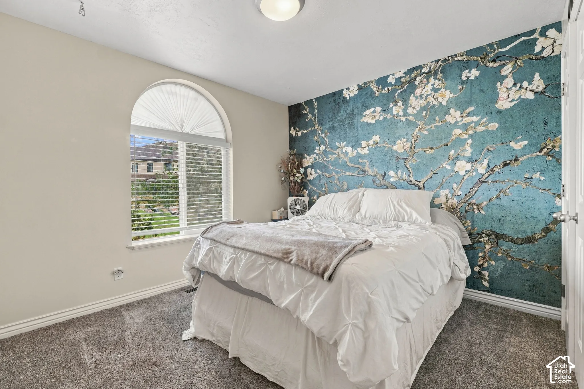 Arch-top window with blinds