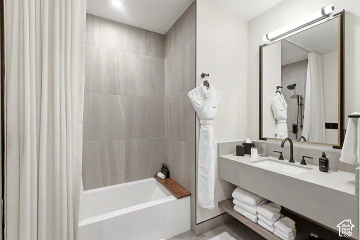 Built-in bathtub with large format wall tiling