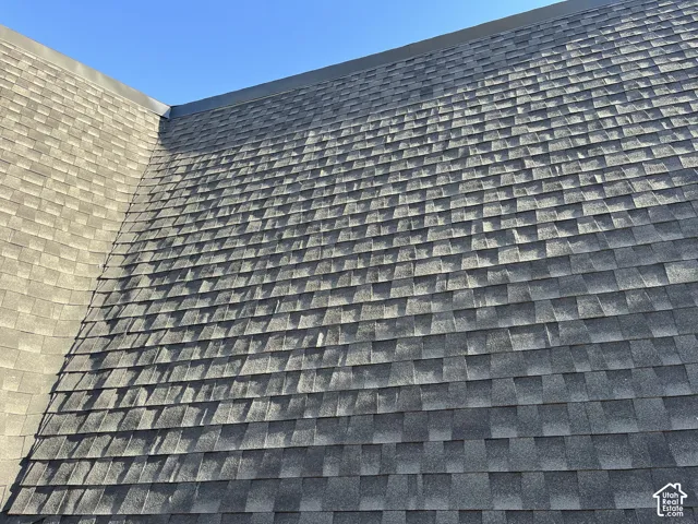 Asphalt shingle roofing with a consistent pattern