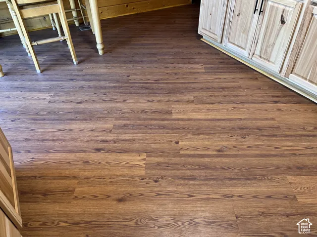 Wood-finish flooring with varying plank widths