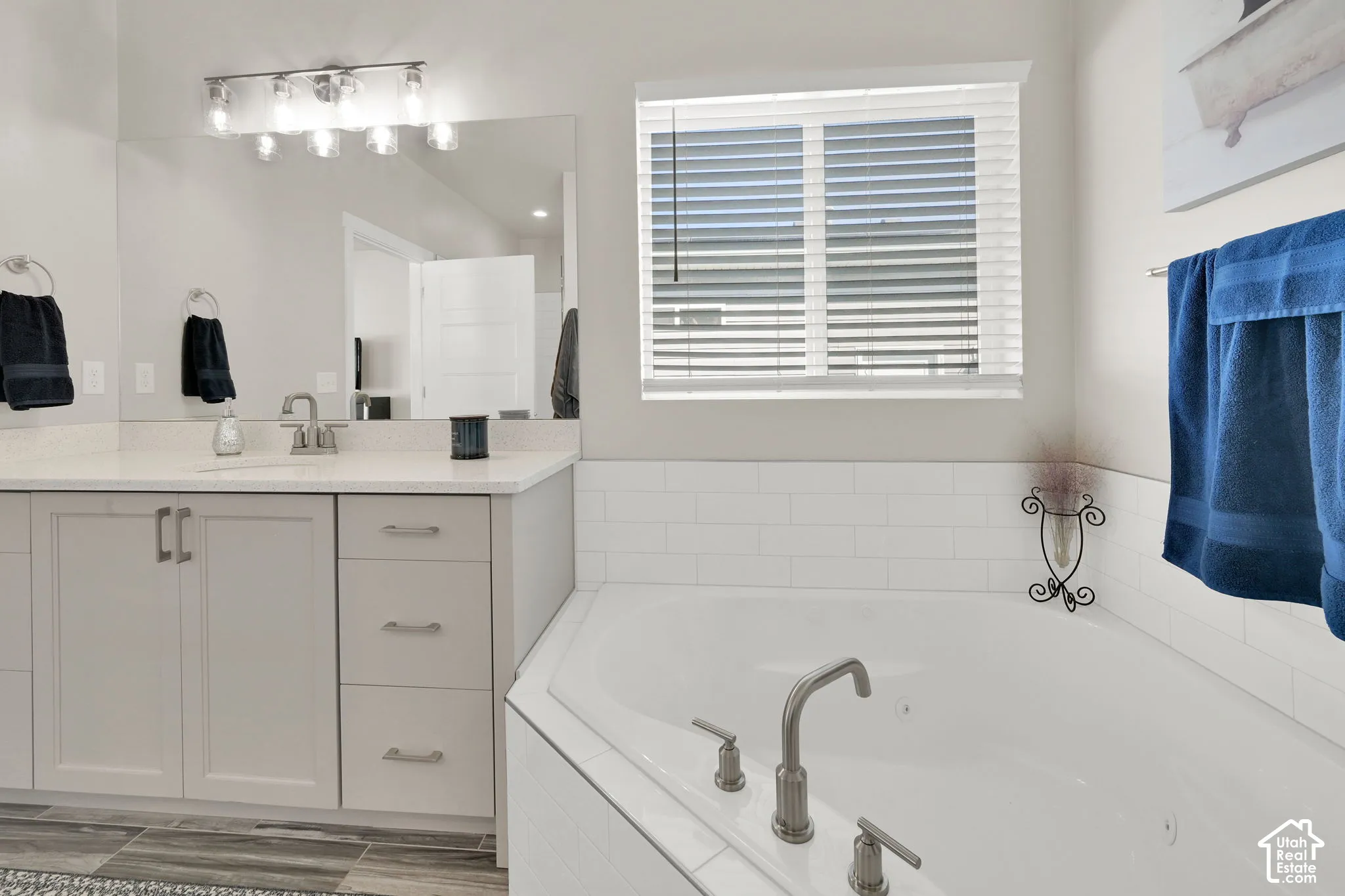 Soaking corner tub