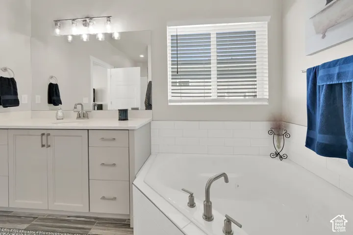 Soaking corner tub