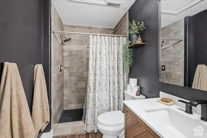 Tiled shower with dark hexagonal floor tiles