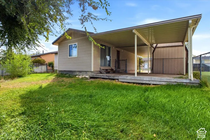 Covered patio, vinyl siding, sliding glass door, chain link fencing