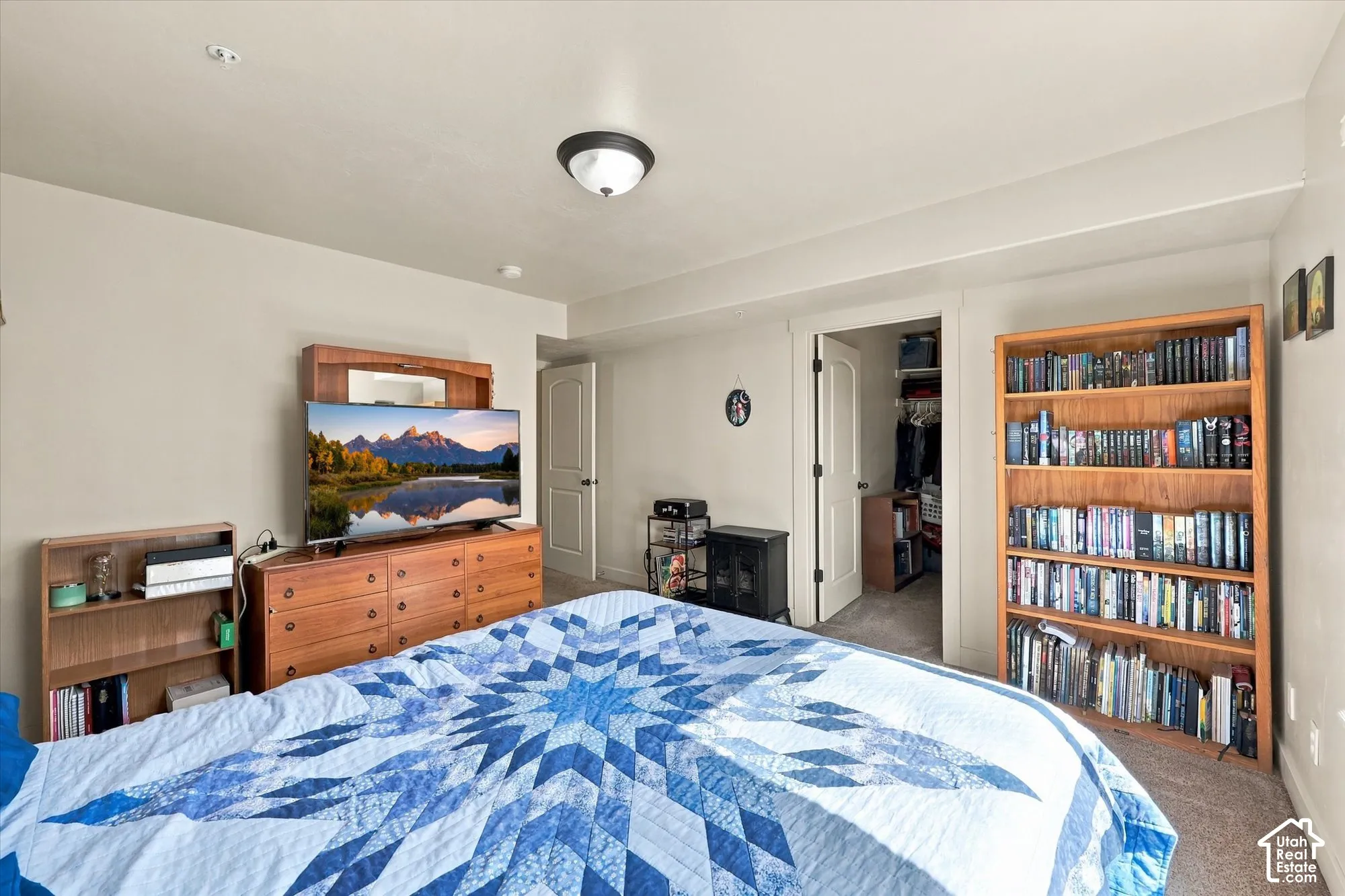 Carpeted room with a ceiling-mounted light fixture