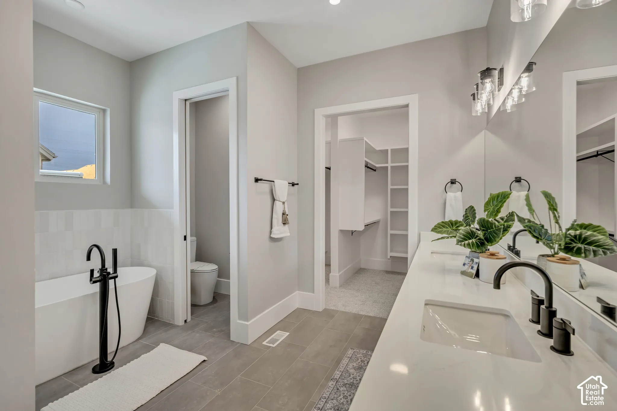 Dual vanity with integrated sinks and matte black fixtures
