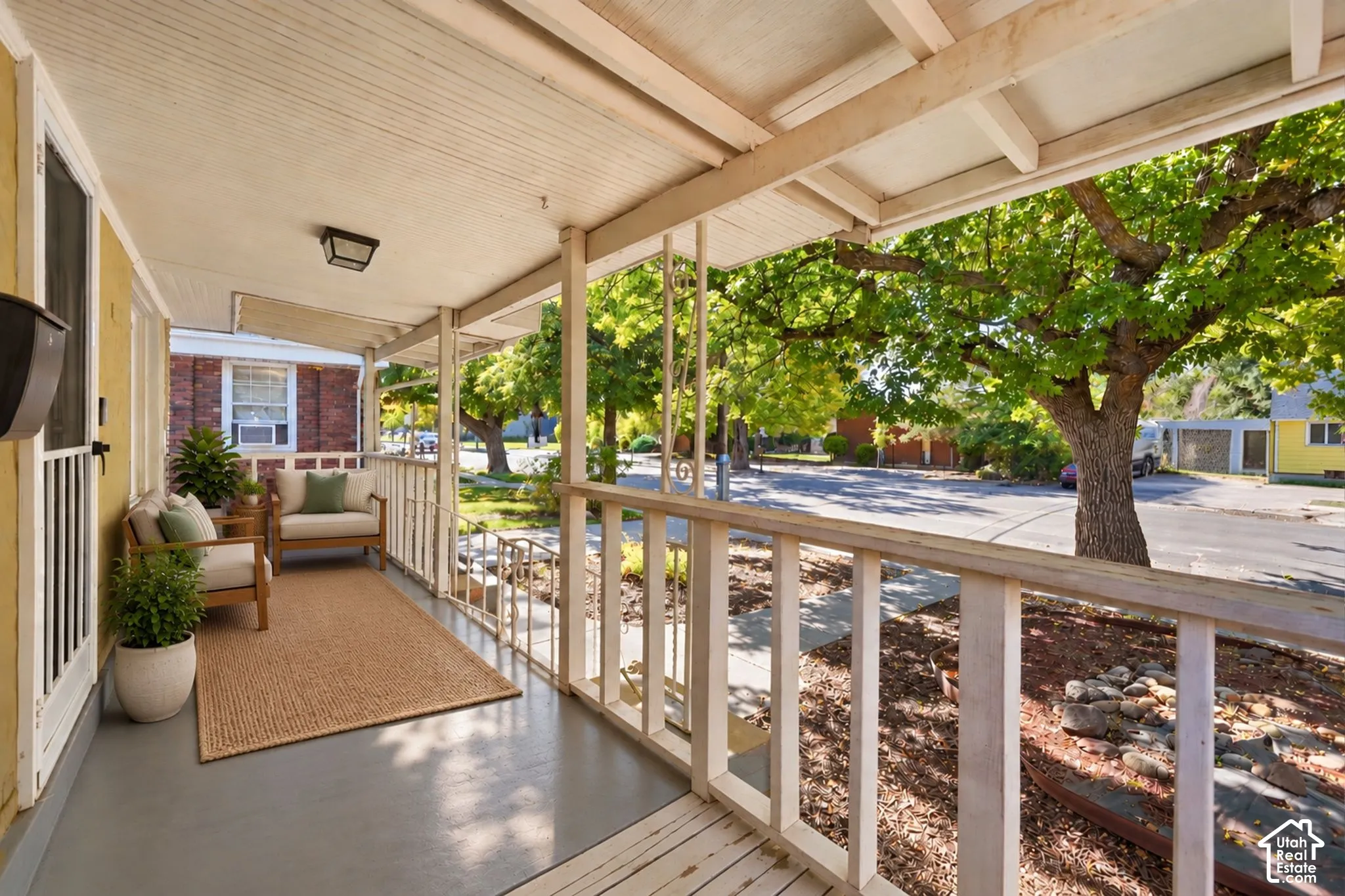 (Virtually Staged) Front patio