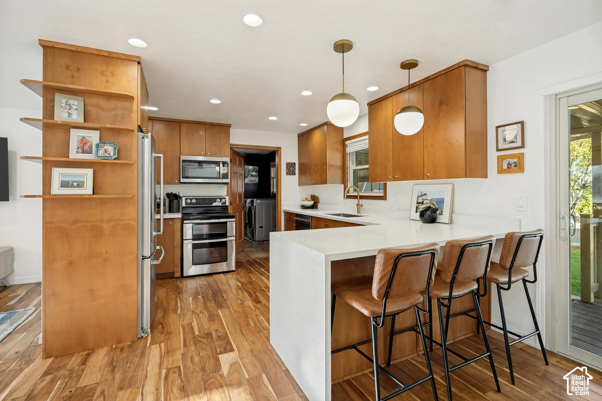 Mid century modern kitchen with quartz countertops