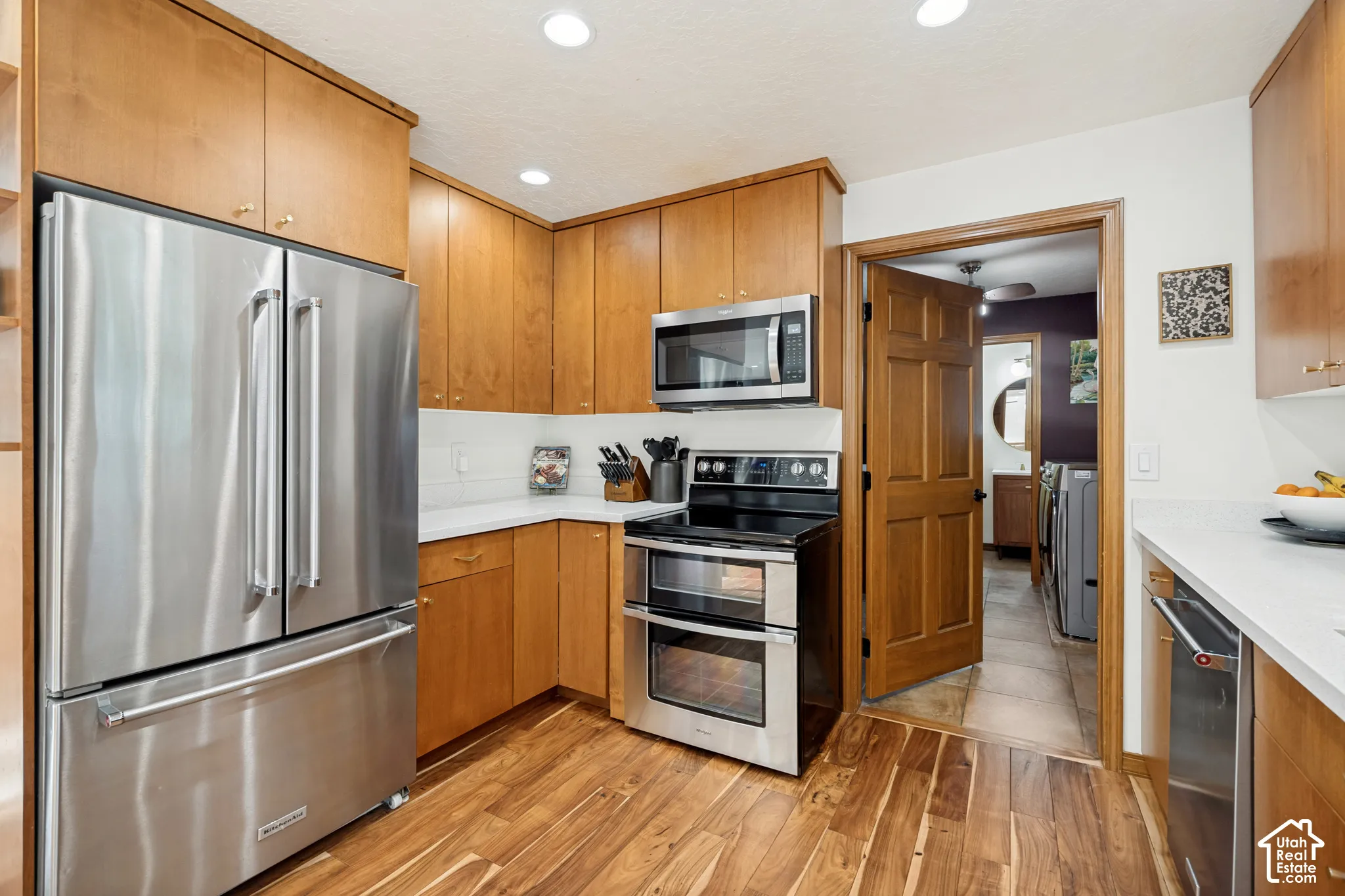 Mid-century modern kitchen with quartz countertops