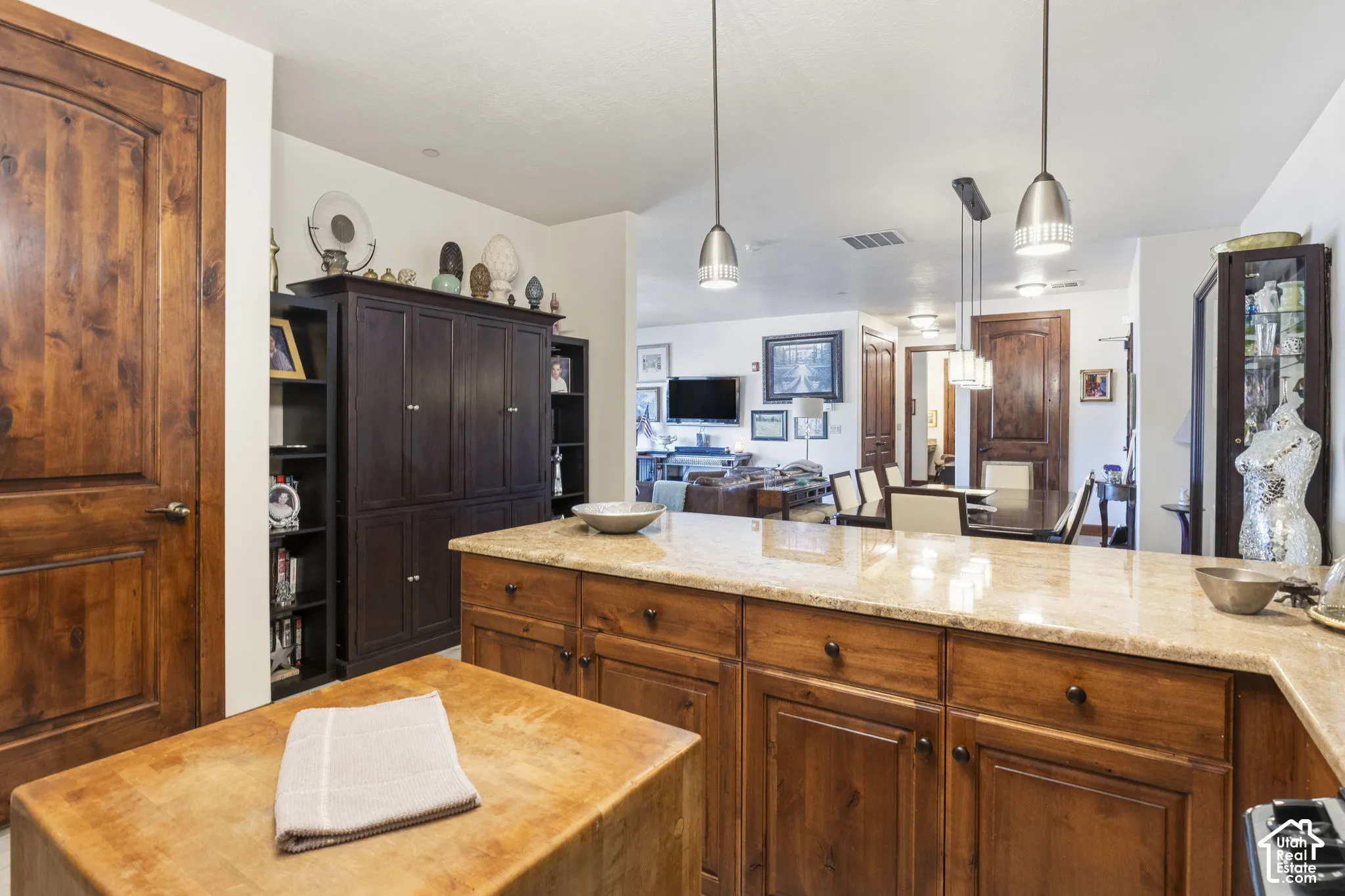 Vaulted ceilings, lots of cabinetry and walk in pantry