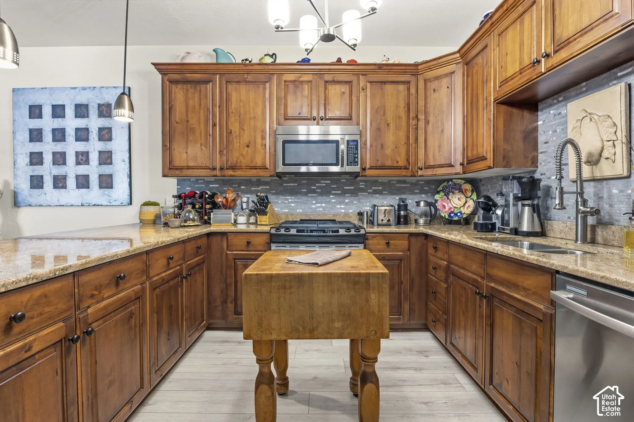 Vaulted ceilings, lots of cabinetry and walk in pantry