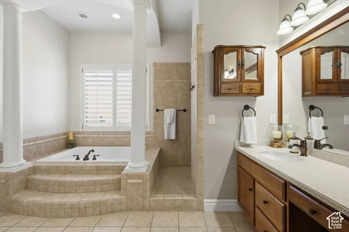 Recessed bathtub with tiled surround and decorative columns